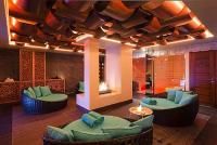 Una habitación elegante en el Demjen Cascade Spa Resort y Hotel Bienestar en Bukk