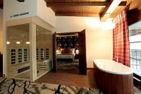 Suite di lusso con jacuzzi e sauna finlandese all'Hotel Cascade a Demjen
