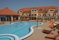 Piscina de la experiencia al aire libre del Aqua-Spa Hotel 4* ✔️ Aqua Spa Hotel**** Cserkeszőlő - Hotel en Cserkeszolo con una propia piscina de bienestar - 