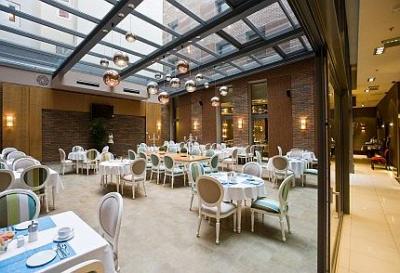 Cortile Atrium con ristorante - Marmara hotel a Budapest - Hotel Marmara Design Hotel Budapest - design-albergo 4 stelle a Budapest