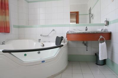 Pokój z wanną jacuzzi w Hotelu Wien w Budzie - Hotel Wiedeń Budapeszt, hotel przy autostradzie M1/M7
