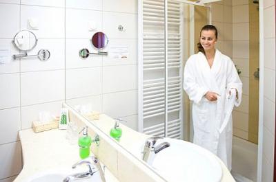 Airport Hotel Budapest 4* красивая ванная комната - ✔️ Airport Hotel Budapest**** - отель со скидкой со свободным транспортом от аэропорта