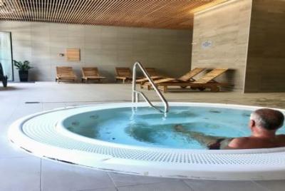 バラトンフレドのバラトン湖の4つ星ウェルネスホテル - ✔️ Akadémia Wellness Hotel**** Balatonfured - ハーフボードパッケージを備えた特別なウェルネスホテル