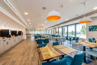 Restaurant panoramique Akademia Hotel Balatonfured avec délicatesse - ✔️ Akadémia Wellness Hotel**** Balatonfured - Hôtel spécial bien-être avec formules demi-pension