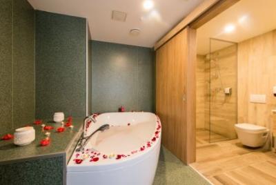 Hotelzimmer mit Jacuzzi am Plattensee Balatonfured - ✔️ Akadémia Wellness Hotel**** Balatonfüred - Akadémia Wellness Hotel in Balatonfüred mit Halbpensionspaketen