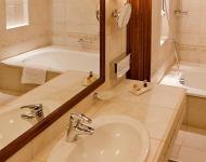 Красивая и современная ванная в Andrassy Residence Hotel в Тарцал