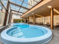 Hotel Anna Grand Balatonfured basen hotelowy w części wellness