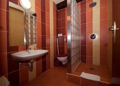 Camere con pagno privato a Sarvar - Aparthotel Sarvar - ✔️ Appartamenti Hotel Sarvar - appartamenti con cucina a prezzi favorevoli a Sarvar accanto all'Arboreto