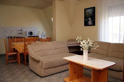 Hotel de trei stele în Sarvar - atmosferă familiară, apartamente climatizate, bucătării bine echipate - ✔️ Apartamente Hotel Sarvar  - apartamente la un preţ accesibil cu bucătării în Sarvar, lângă Arboretum