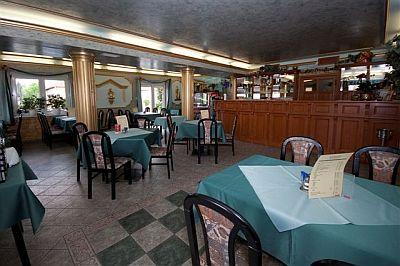 Apartamiento Hotel Sarvar - espera a sus huéspedes con un restaurante de ambiente familiar - ✔️ Apartamento Hotel Sarvar - apartamenros económicos con cocina en Sarvar, en la vecinidad del Jardín Botánico 