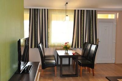 Comedor en Apartamiento Aqua Spa de Cserkeszolo - Apartamientos amueblados modernos y amplios - ✔️ Apartamento Aqua Spa**** Cserkeszolo - apartamentos de lujo Aqua Spa en Cserkeszolo para familias grandes