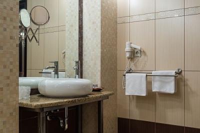 Elegancka łazienka w Hotelu Apollo thermal w Hajduszoboszlo - ✔️ Hunguest Apolló Thermal Hotel**** Hajdúszoboszló - Węgry - kurorty, wody lecznicze