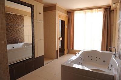 Apollo Thermal Hotel - pokój hotelowy z sauną i wanną z hydromasażem w Hajduszoboszlo - ✔️ Hunguest Apolló Thermal Hotel**** Hajdúszoboszló - Węgry - kurorty, wody lecznicze
