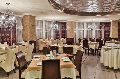 Restaurant in het Hotel Apollo in Hajduszoboszlo, in een wellness- en thermale hotel - ✔️ Hunguest Apolló Thermal Hotel**** Hajdúszoboszló - thermaal hotel in Hajduszoboszlo