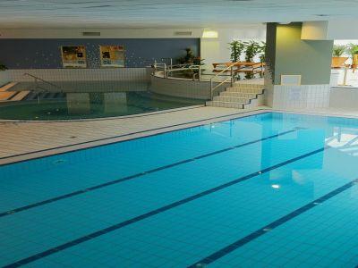 Piscine dans le bain thermal de Kistelek - Hotel Aqua Kistelek - ✔️ Hôtel Aqua Kistelek - forfaits avec demi-pension et entrée gratuite au bain thermal