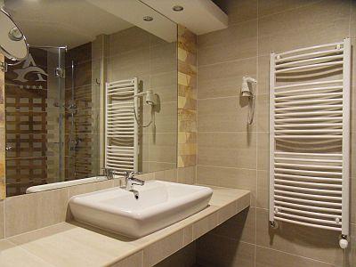Elegante en mooie badkamer in het Atlantis Hotel in Hajduszoboszlo - ✔️ Atlantis Hotel**** Hajdúszoboszló - Medisch Wellness en Conferentiehotel in Hajduszoboszlo, Hongarije tegen actieprijzen