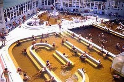 La piscine thermale d'Atlantis hôtel de la ville Hajduszoboszlo - ✔️ Atlantis Hotel**** Hajdúszoboszló - Hôtel Medical de bien-être et conférence à Hajduszoboszlo en Hongrie