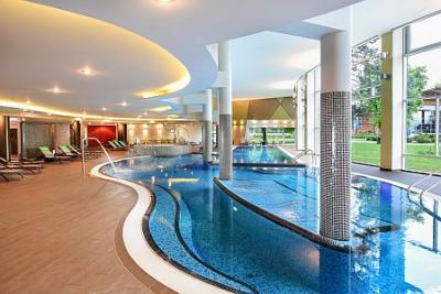 バラトン湖の大きなウェルネスエリアのあるAzur Hotel Premium - ✔️ Azúr Prémium Hotel***** Siófok - バラトン湖を望むパノラマビュ－が堪能できるシオ－フォクのウェルネスホテル