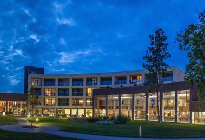 New Azur Premium Hotel med panoramautsikt över Balatonsjön - ✔️ Azúr Prémium Hotel***** Siófok - new wellness Hotel Lake Balaton