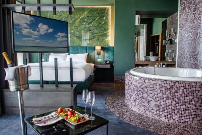 Pokój z jacuzzi na romantyczny weekend w Azur Premium Hotel - ✔️ Azúr Prémium Hotel***** Siófok - Nowy hotel wellness z panoramą w Siofok