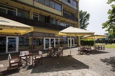 Hotel Familia a Balatonboglar con terrazza e spiaggia privata - Familia Hotel Balatonboglar - alloggio economico a Balatonboglar