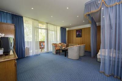 Discount hotel in Balatonboglar directly on the shore  - Familia Hotel Balatonboglar - cheap hotel rooms in Balatonboglar