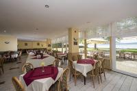 Ristorante con vista lago all'Hotel Familia Balatonboglar