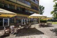 Hotel Familia a Balatonboglar con terrazza e spiaggia privata
