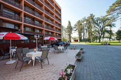 La terrasse de la lumière du soleil Hôtel Balatonlelle - Napfeny Hotel Balatonlelle - Hôtel Napfény Balatonlelle - Hotel Napfény á Balatonlelle avec des demi-pension en réduction