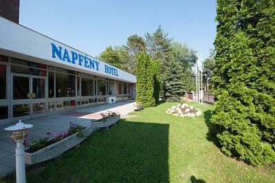 Zonnenpark van het Hotel Napfény in Balatonlelle, in Hongarije - Napfeny Hotel Balatonlelle - Gunstige Hotel Napfény met halfpension in Balatonlelle