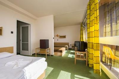 Camera frumoasă și spațioasă din Hotel Napfeny din Balatonlelle, cu oferte de pachete cu demipensiune - Napfeny Hotel Balatonlelle - Hotel Napfeny din Balatonlelle cu reduceri și cu pachete demipensiune