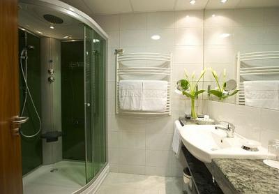 Хорошая ванная комната в отеле Balneo Zsori, в Мезокевешде - ✔️ Balneo Hotel**** Zsori Mezokovesd - Жёри Термальный и Велнес-отель