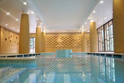 Piscina interna all'Hotel Bambara - centro wellness con piscina d'esperienza all'Hotel Bambara - ✔️ Bambara Hotel Felsotarkany Bukk**** - Hotel di wellness Bambara nei Monti di Bukk a prezzi vantaggiosi