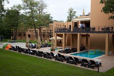Hotel Bambara, basen zewnętrzny - Wellness hotel z pretensjonalymi usługami niedaleko od Budapesztu - ✔️ Bambara Hotel Felsotarkany Bukk**** - Wellness hotel w Górach Bukk z stylem afrykańskim