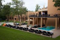 Piscina esterna e terrazza all'Hotel Bambara circondate dalle foreste dei Monti di Bukk - Hotel Bambara