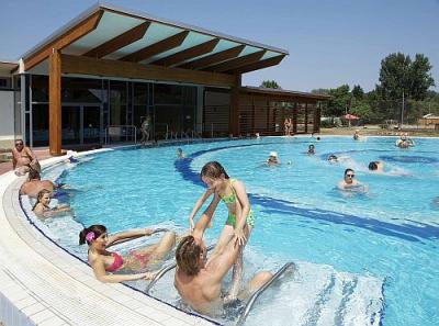 Piscine wellness Barack Thermal Hôtel  à  Tiszakecske, pour un week-end spa, piscines intérieures et extérieures - ✔️ Barack Thermal Hotel**** Tiszakecske - L'hôtel Barack Thermal et Spa á bas prix