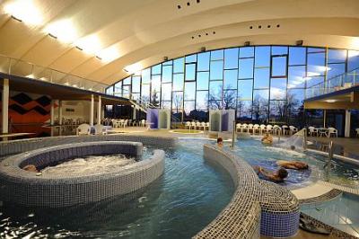 Centro di wellness con piscine e jacuzzi all'Hotel Beke a Hajduszoboszlo - Hotel Béke**** Hajdúszoboszló - hotel termale e benessere a Hajduszoboszlo con offerte scontate