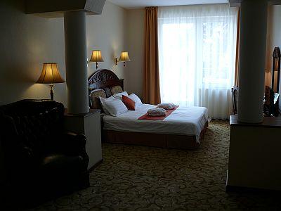 Una habitación del Hotel Bellevue en Esztergom precios bajos - ✔️ Hotel Bellevue*** Esztergom - barato hotel bienestar en Esztergom de 4 estrellas