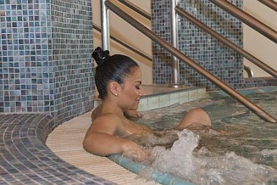 Jacuzzi - Hotell Aquarell i Cegled - ✔️ Hotel Aquarell**** Cegléd - Aquarell Wellness Hotell  i Cegled, Ungern