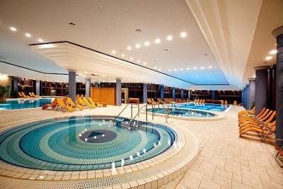 Det vida simmbassäng i Greenfield Spa Hotell vid österikiska gränsen - ✔️ Greenfield Golf Spa Hotel Bukfurdo**** - 4 stjärnig lyxig spa och wellness paradis i Bükfürdö