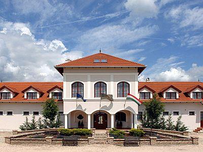 Schlosshotel in Ungarn - 4* Bodrogi Kuria in Inarcs - ✔️ Bodrogi Kúria**** Inárcs - Wellnesshotel in Budapest in der Nähe von M5 Autobahn mit güstigen Preisen