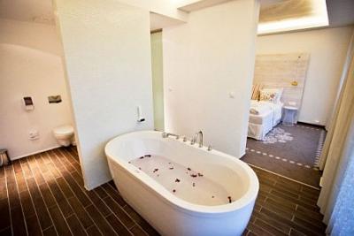 Suite élégante et romantique d'Hôtel Bonvino Wellness á Badacsonytomaj en Hongrie - ✔️ Hotel Bonvino**** Badacsony - Wellness Hôtel Bonvino au prix de la demi-pension promotionnelle à Badacsony