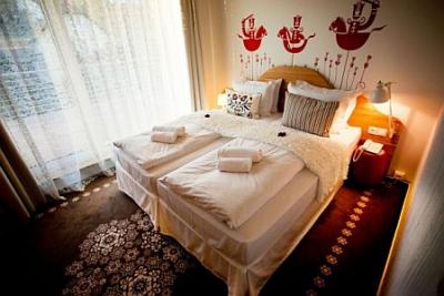 Pokój hotelowy urządzony w węgierskim stylu, Hotel Bonvino nad Balatonem z HB - ✔️ Hotel Bonvino**** Badacsony - tani hotel wellness z HB w Badacsony
