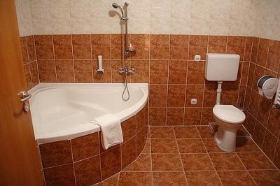 Bathroom with corner bath in Canada Hotel Budapest - cheap accomodation close to the M5 highway - Canada Hotel Budapest - 3-star Canada Hotel Budapest on the Soroksari road at introductory price