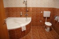 La salle de bains avec la baignoire de coin de Canada Hôtel de Budapest