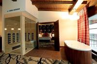 Suite with jacuzzi and sauna in Cascade Hotel in Demjen for guests longing for luxury