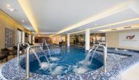 Castellum Hotel i Hollókő med wellness till helg i halvpension paket