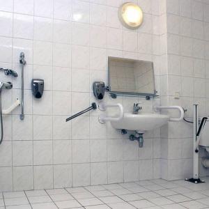 Bagno privato per gli ospiti handicappati al CE Hotel Bestline a Budapest - CE Hotel Bestline Budapest - hotel economico a Budapest