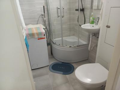 Całkowicie odnowiona łazienka w okazyjnym mieszkaniu - ✔️ City Centre Apartment Budapest - mieszkanie w centrum Budapesztu