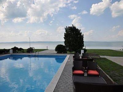 Betaalbare accommodatie in Siofok, Hongarije - Hotel Europa - zonondergang bij het Gouden Strand ('Aranypart') - ✔️ Hotel Europa Siofok** - hotel met panorama direct aan het Balaton-meer